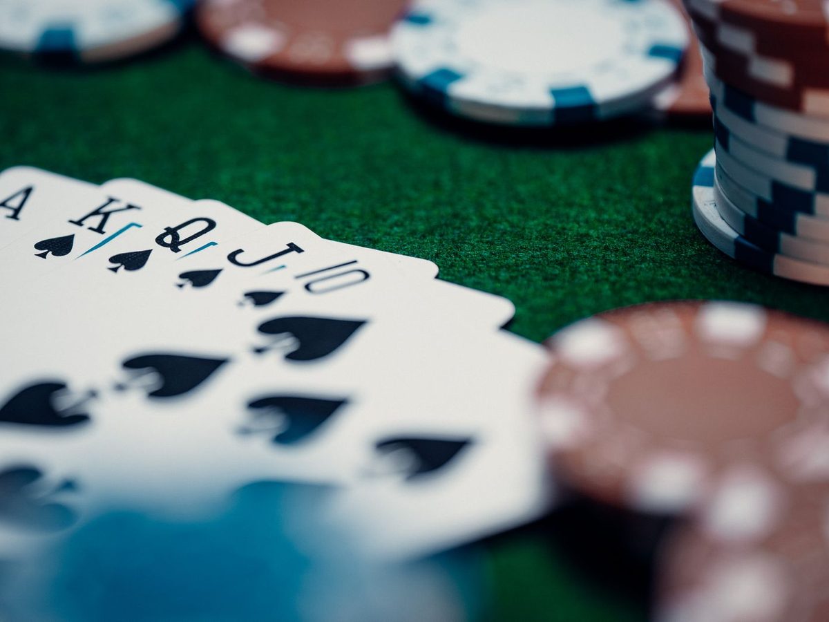 Karty do gry na stole do blackjacka
