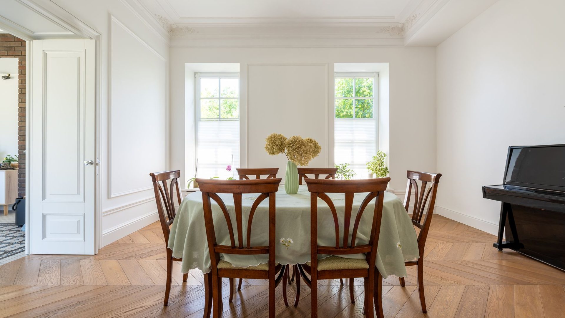 Sala restauracji Zentaprol w świetle dziennym