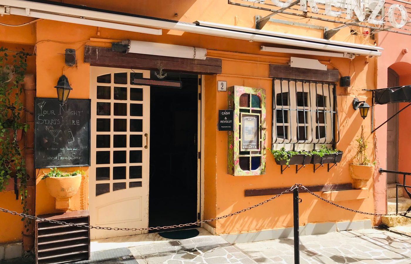 Wejście do restauracji od strony alei